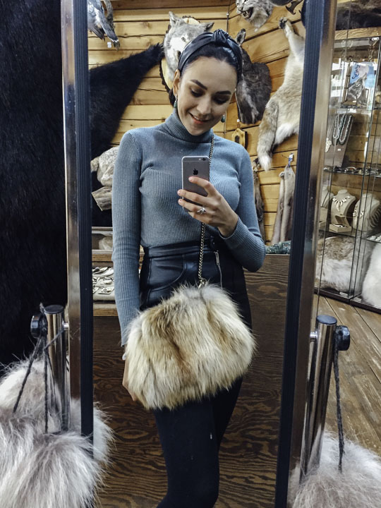 Сумочка на ремешке из меха лисы - Сумочки и кошельки